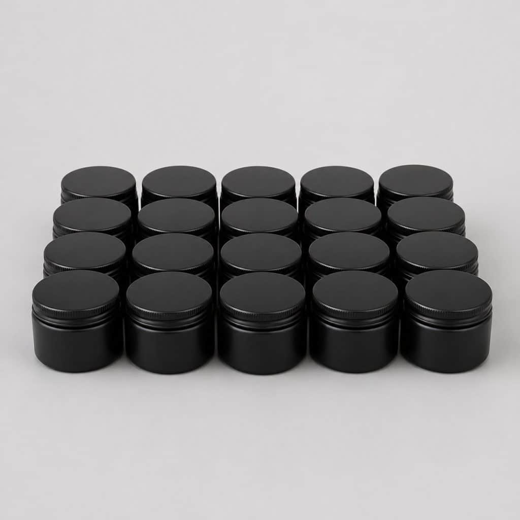 Lot de vingt petits pots cosmétiques noirs vides