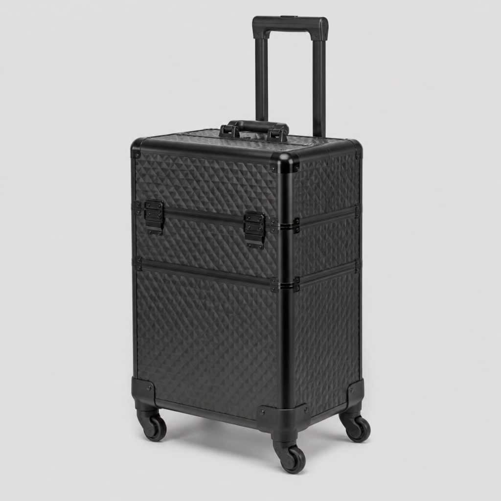 Valise cosmétique rigide à roulettes fermée sur fond clair