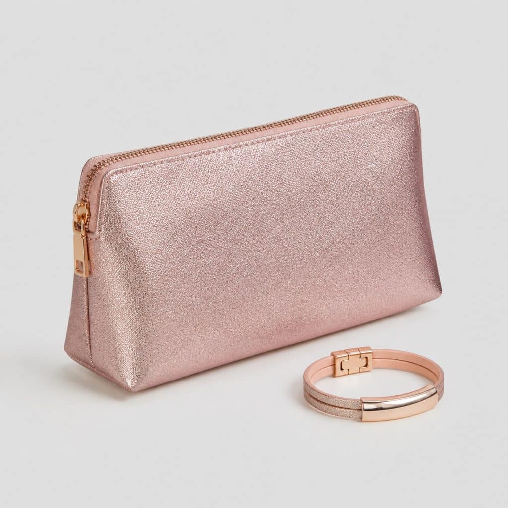 Trousse de maquillage zippée et bracelet assorti présentés ensemble