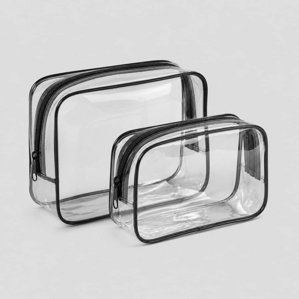 Lot de deux trousses de toilette transparentes en PVC sur fond clair