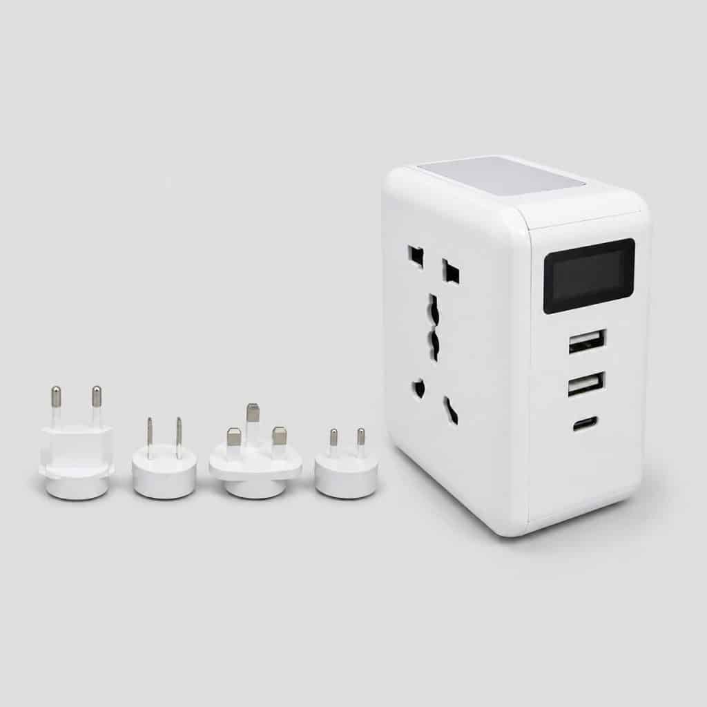 Adaptateur secteur universel avec écran LED et embouts sur fond clair