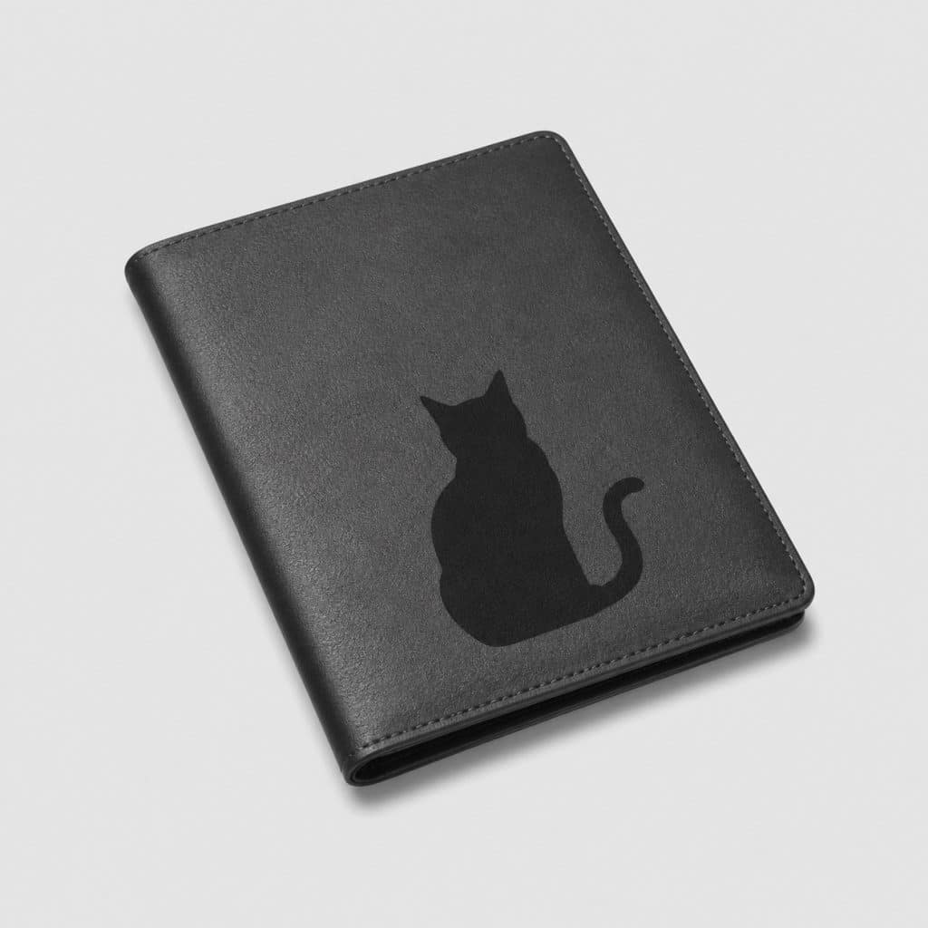 Étui passeport en cuir avec silhouette de chat foncée sur fond clair