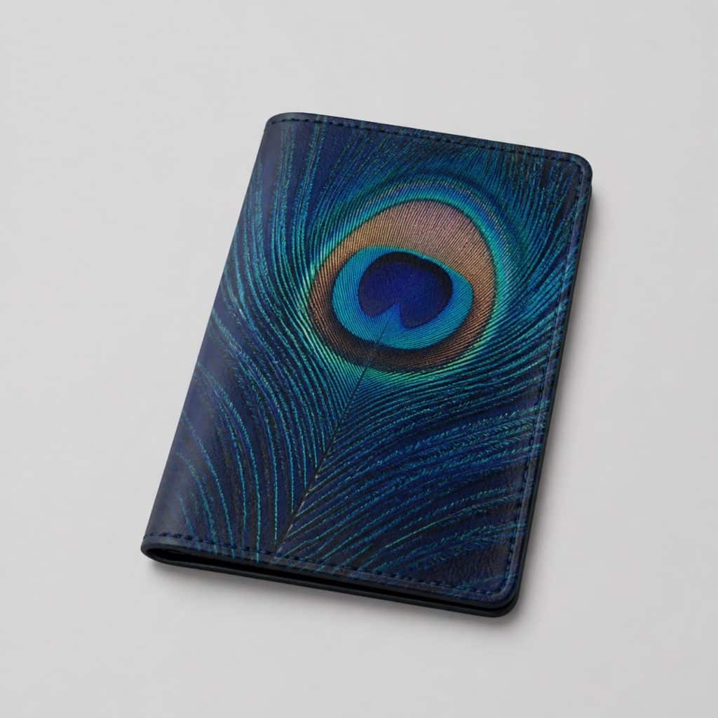 Étui passeport en cuir avec motif plume de paon bleu sur fond clair