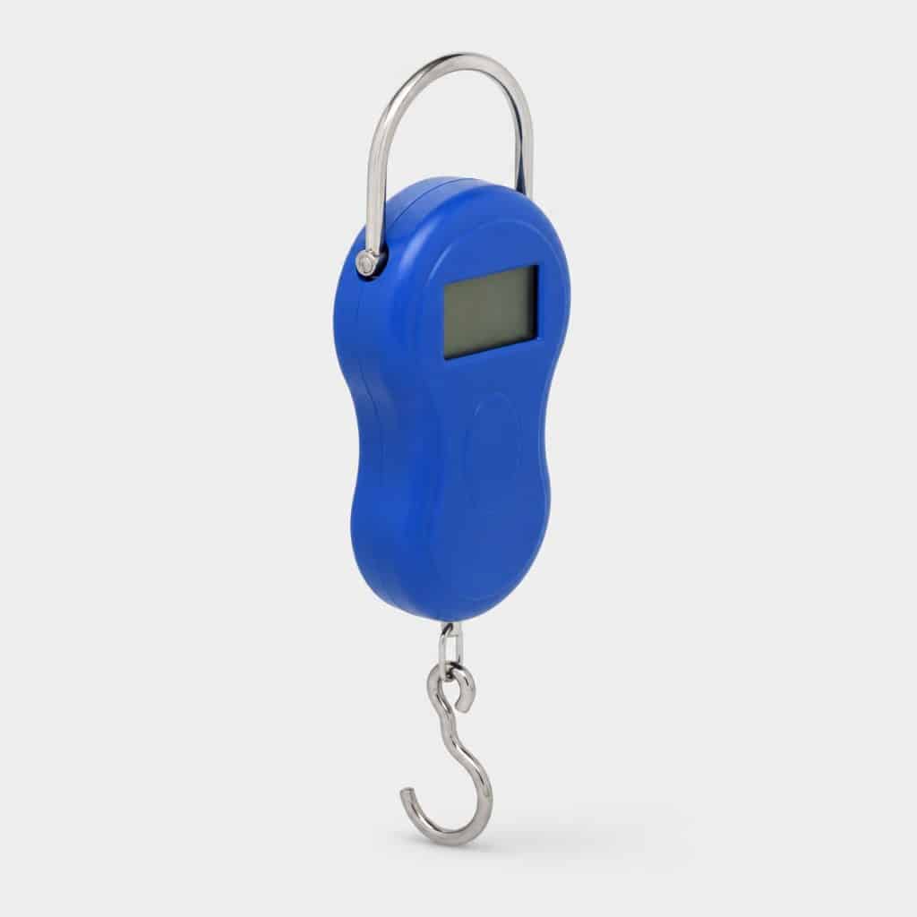 Balance à bagages suspendue bleue avec écran LCD sur fond clair