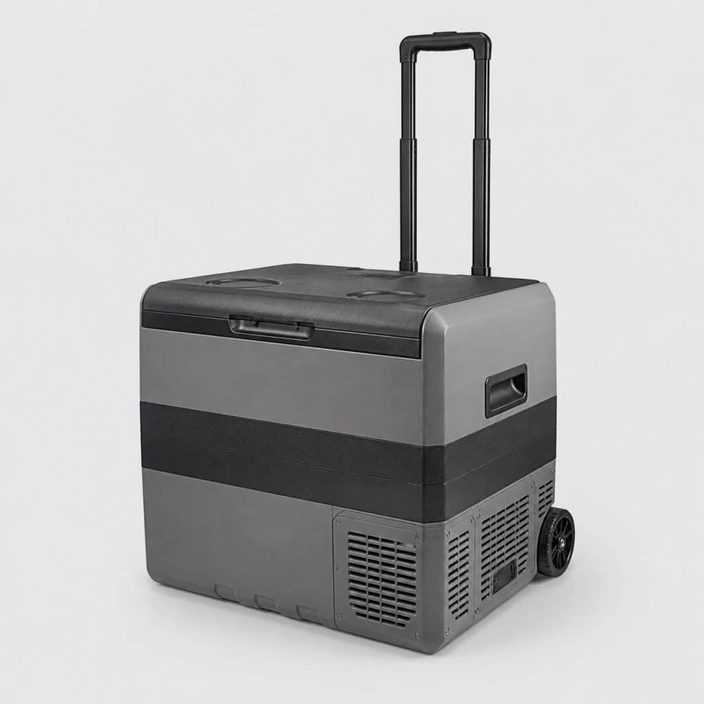 Glacière électrique à compresseur de 50 litres à roulettes sur fond clair