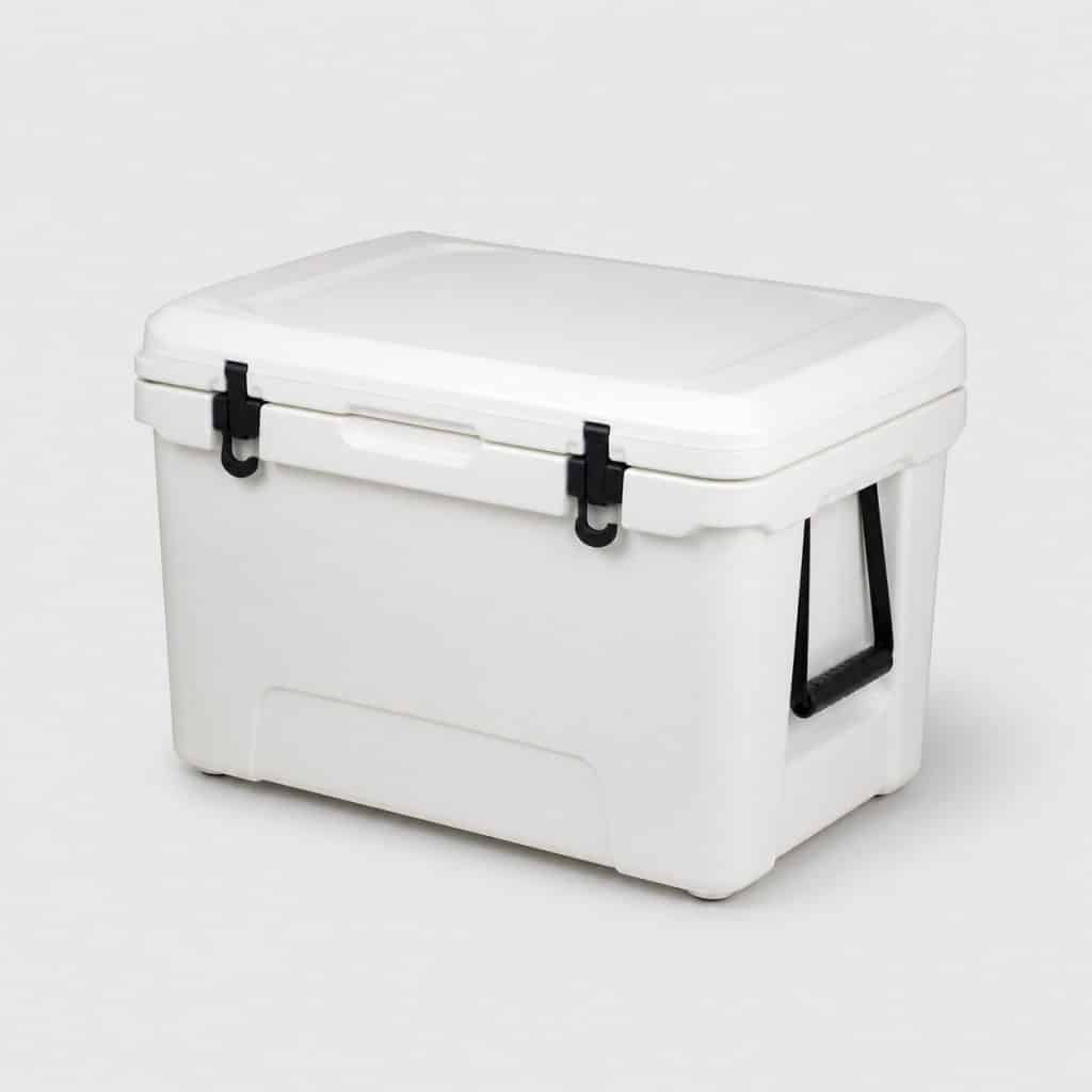 Glacière rigide blanche de 35 litres sur fond clair