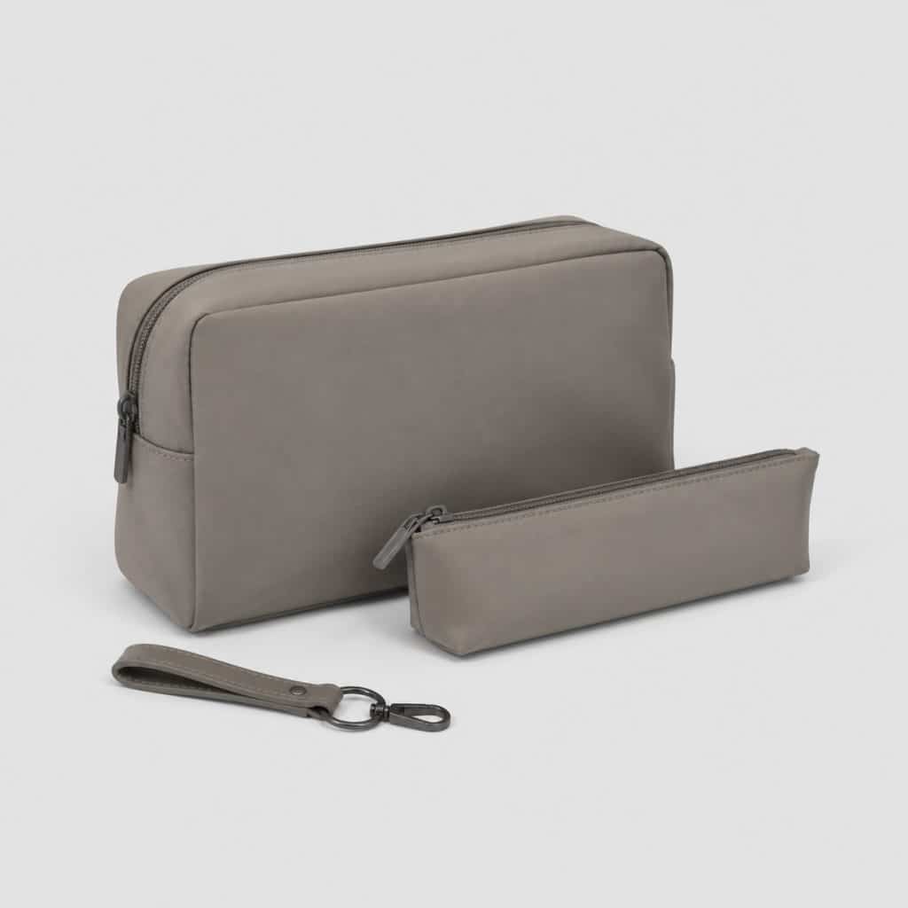 Grande pochette de rangement avec trousse et porte-clés sur fond clair