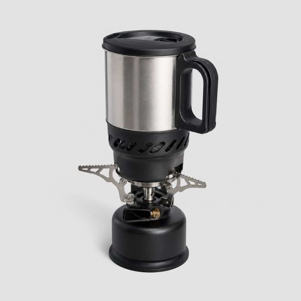 Réchaud à gaz compact avec gobelet isotherme sur fond clair