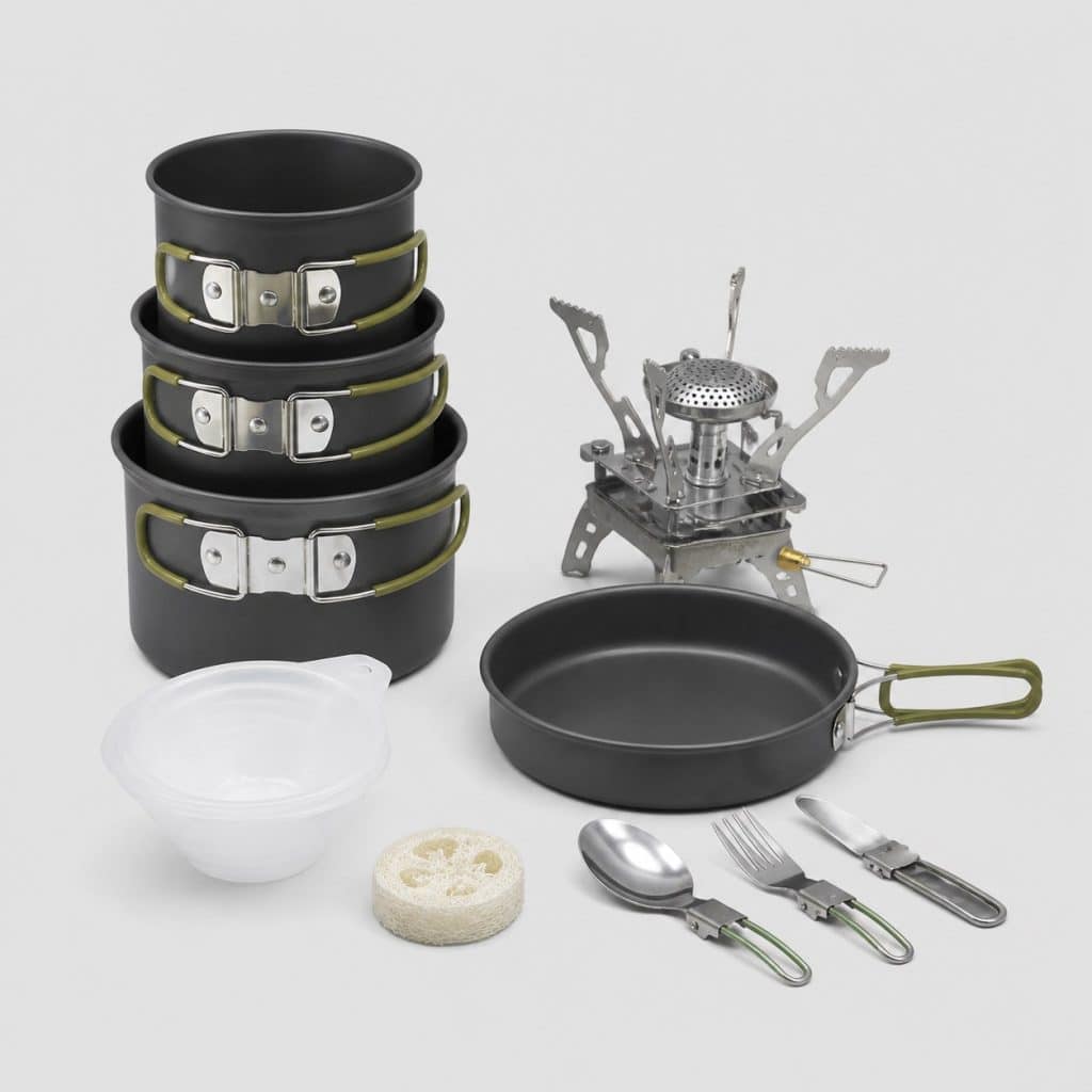 Kit de casseroles de camping 10 pièces avec mini réchaud sur fond clair