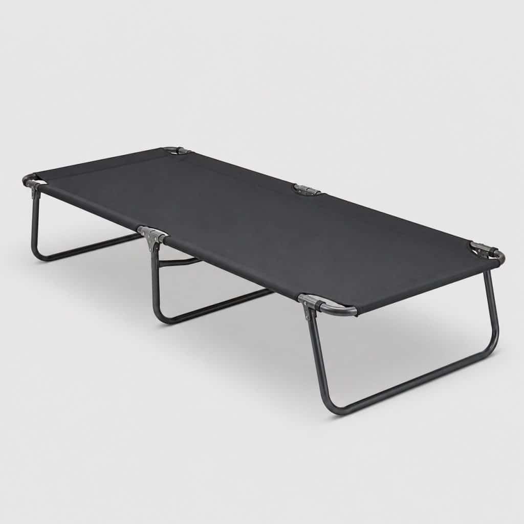 Lit de camp pliant individuel standard sur fond clair