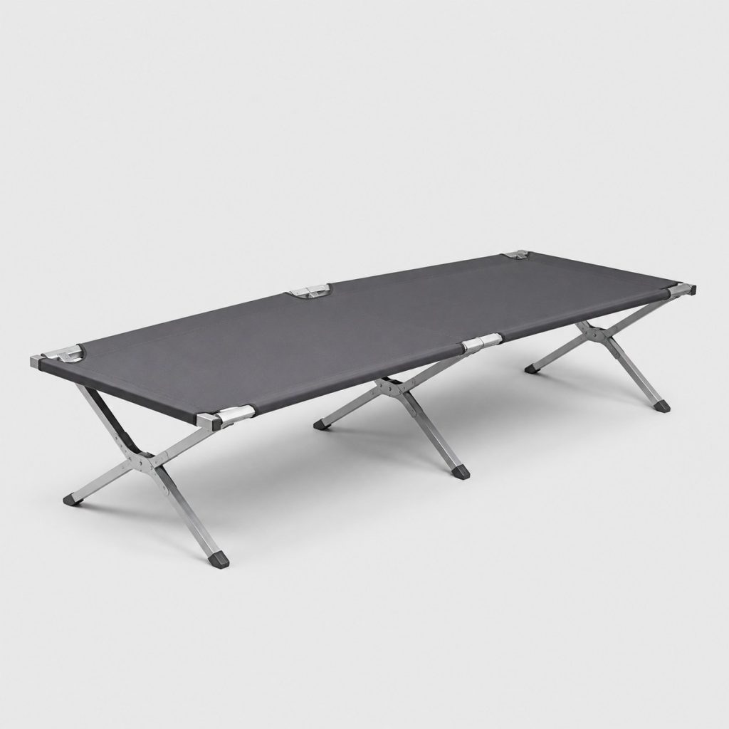 Lit de camp pliant en aluminium sur fond clair