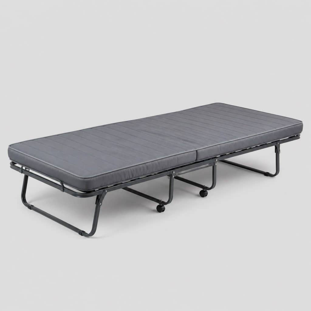 Lit de camp pliant avec matelas d'appoint sur fond clair