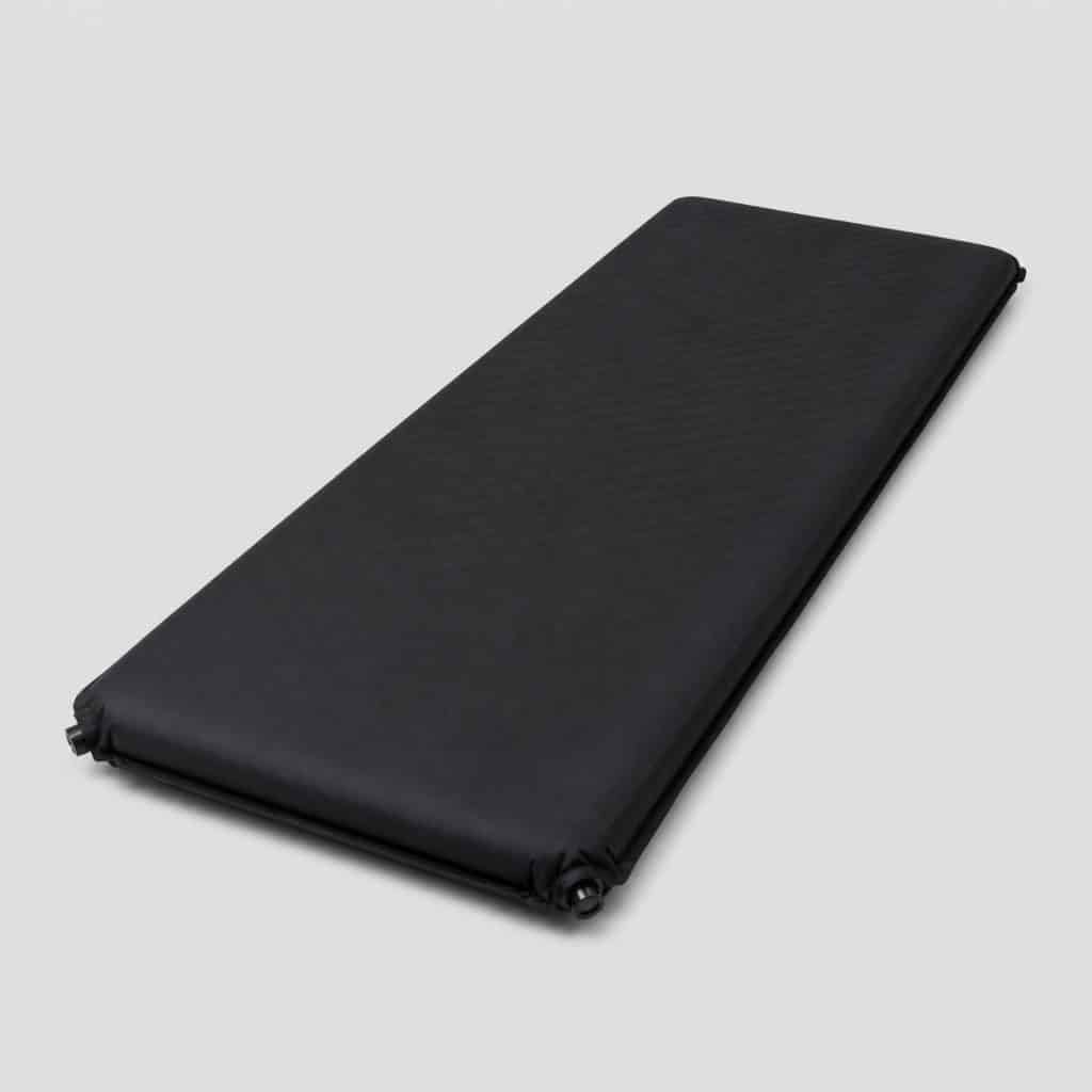 Matelas autogonflant de camping roulé, coloris noir