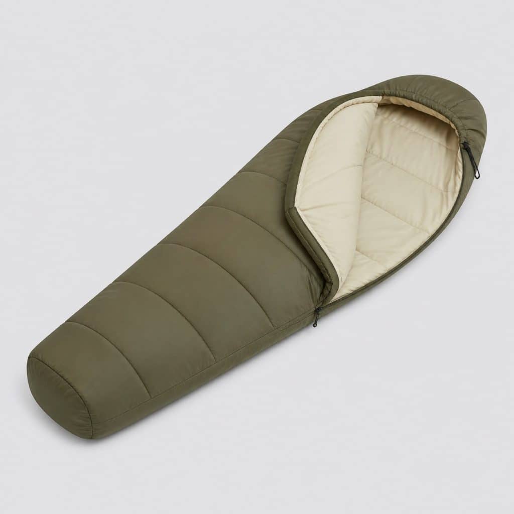 Sac de couchage kaki avec doublure intérieure claire sur fond gris