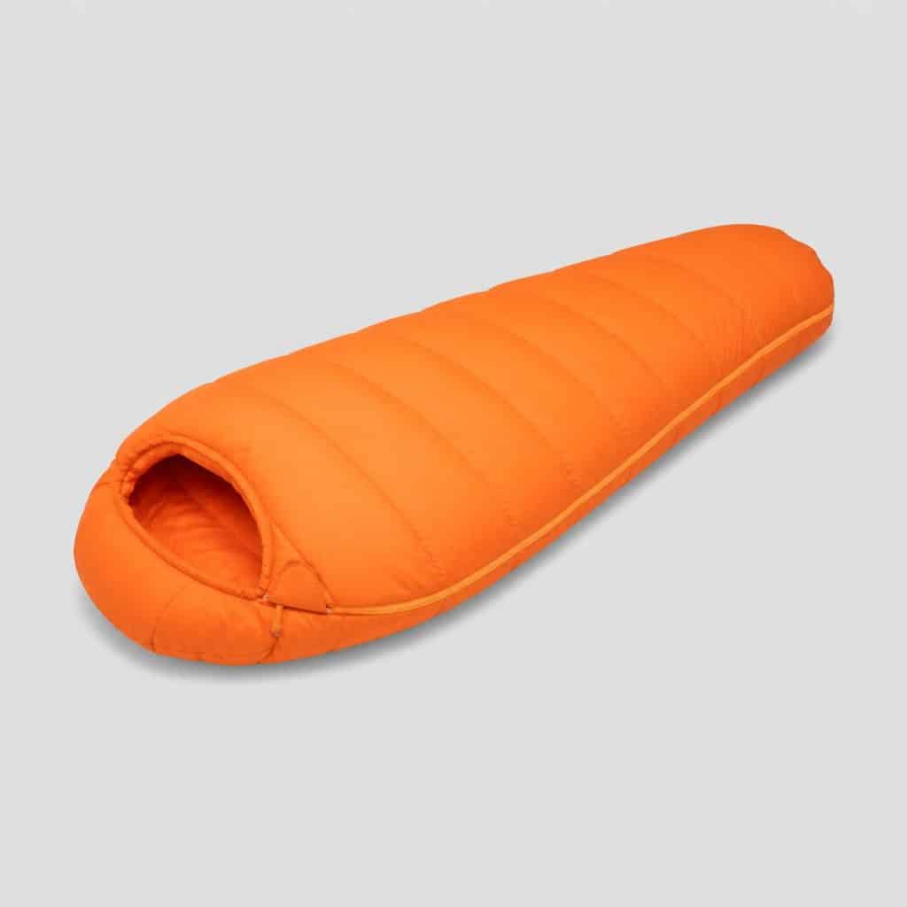 Sac de couchage enfant orange fermé sur fond clair