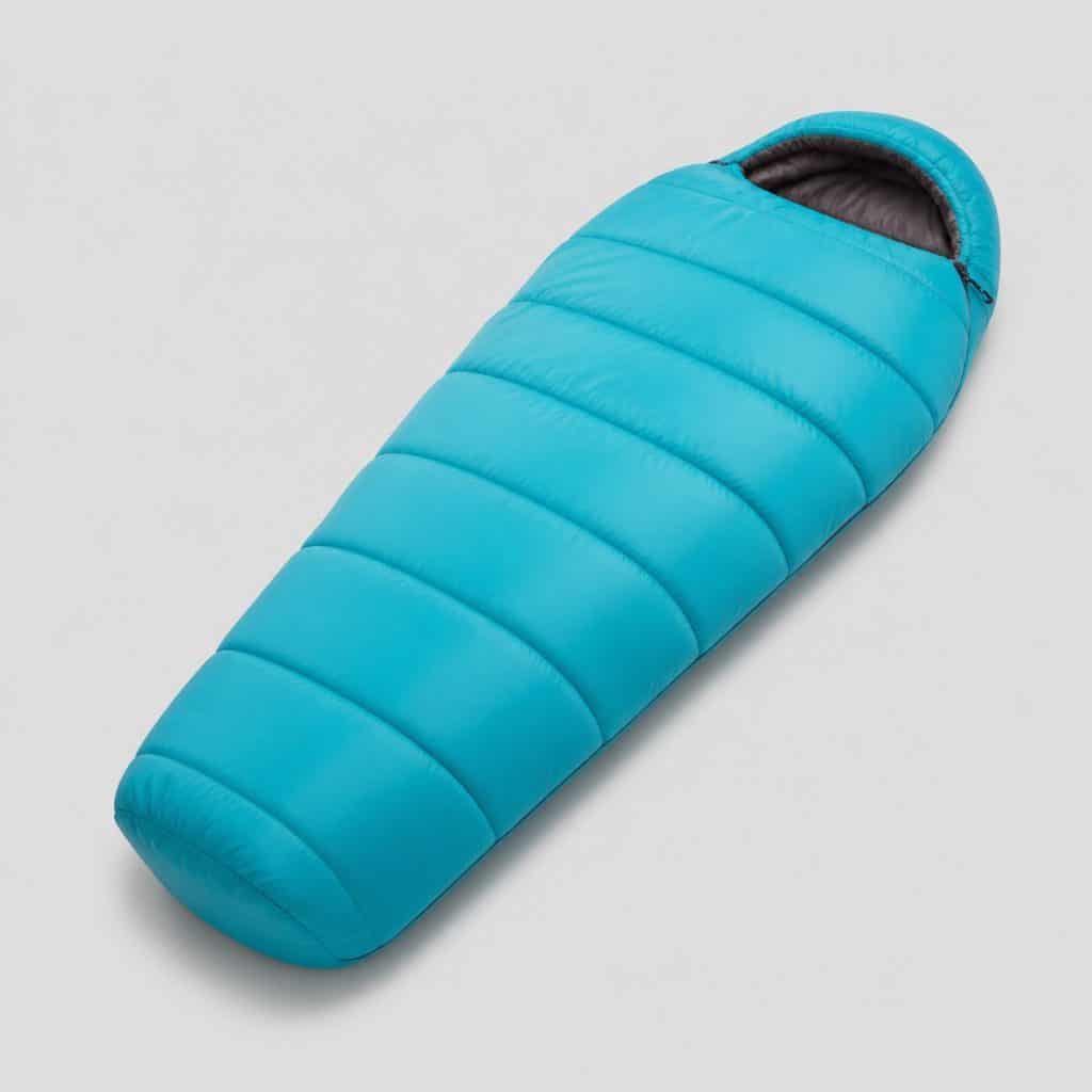 Sac de couchage enfant turquoise fermé sur fond clair