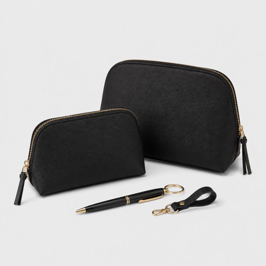 Deux pochettes zippées avec stylo et porte-clés sur fond clair